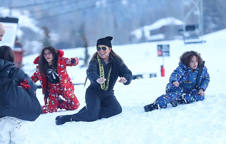 Mariah Carey plays in the Aspen snow with her twins | mcarchives.com