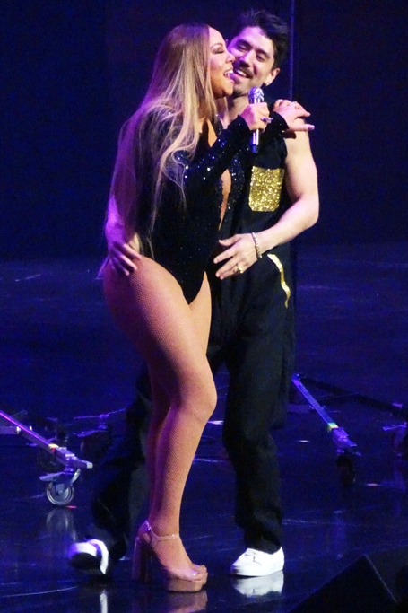 Mariah's boy toy can't keep his hands off her | mcarchives.com