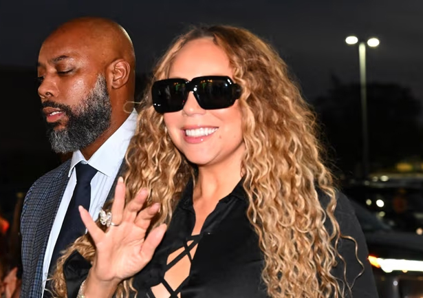 Mariah signs albums at West Babylon's Looney Tunes | mcarchives.com