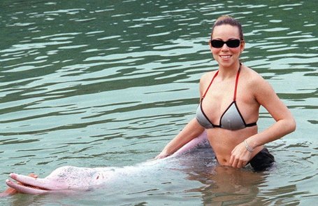 Mariah Carey swims like a dolphin | mcarchives.com