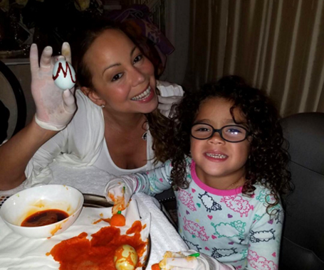 Mariah posts a sweet snap of her twins eating candy | mcarchives.com