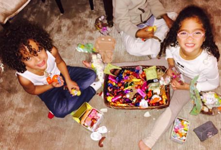 Mariah posts a sweet snap of her twins eating candy | mcarchives.com